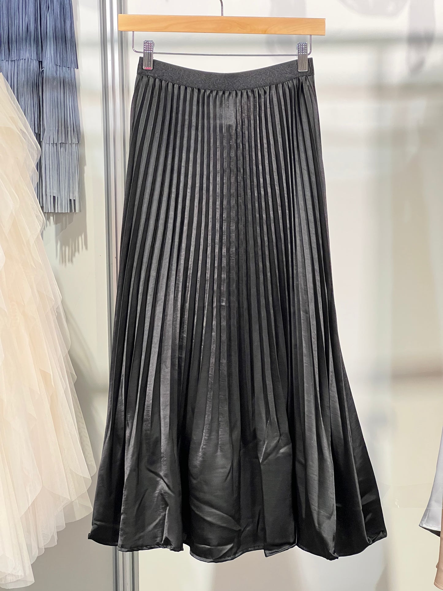 Pleating Crushed Sateen Skirt (Black)