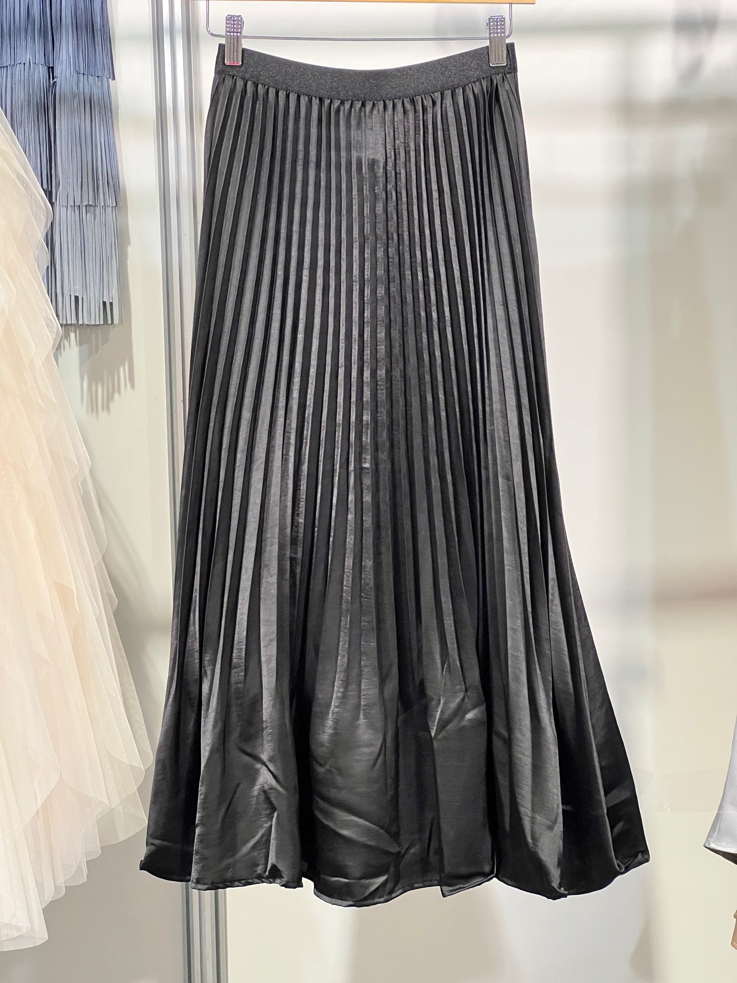 Pleating Crushed Sateen Skirt (Black)