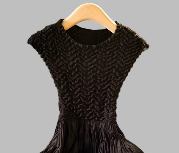 Pleated dress with Cupsleeves  (Black)