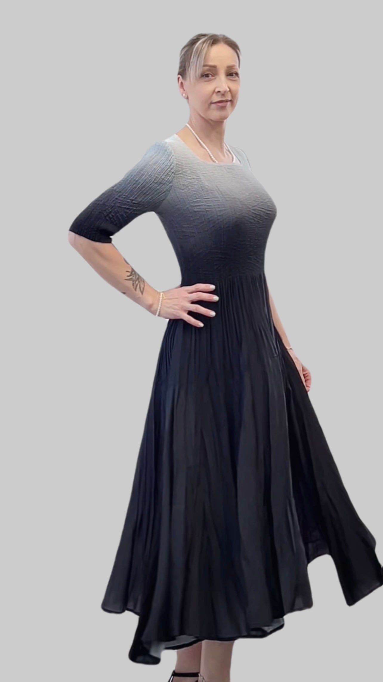 Pleated dress with 3/4 sleeves Ombre effect (Black)