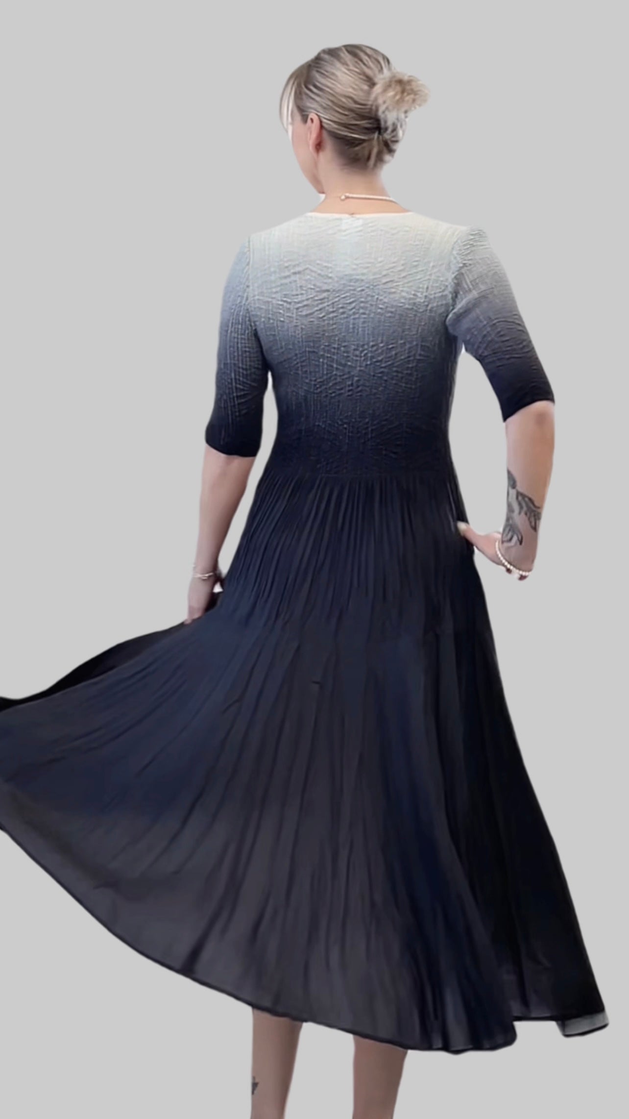 Pleated dress with 3/4 sleeves Ombre effect (Black)