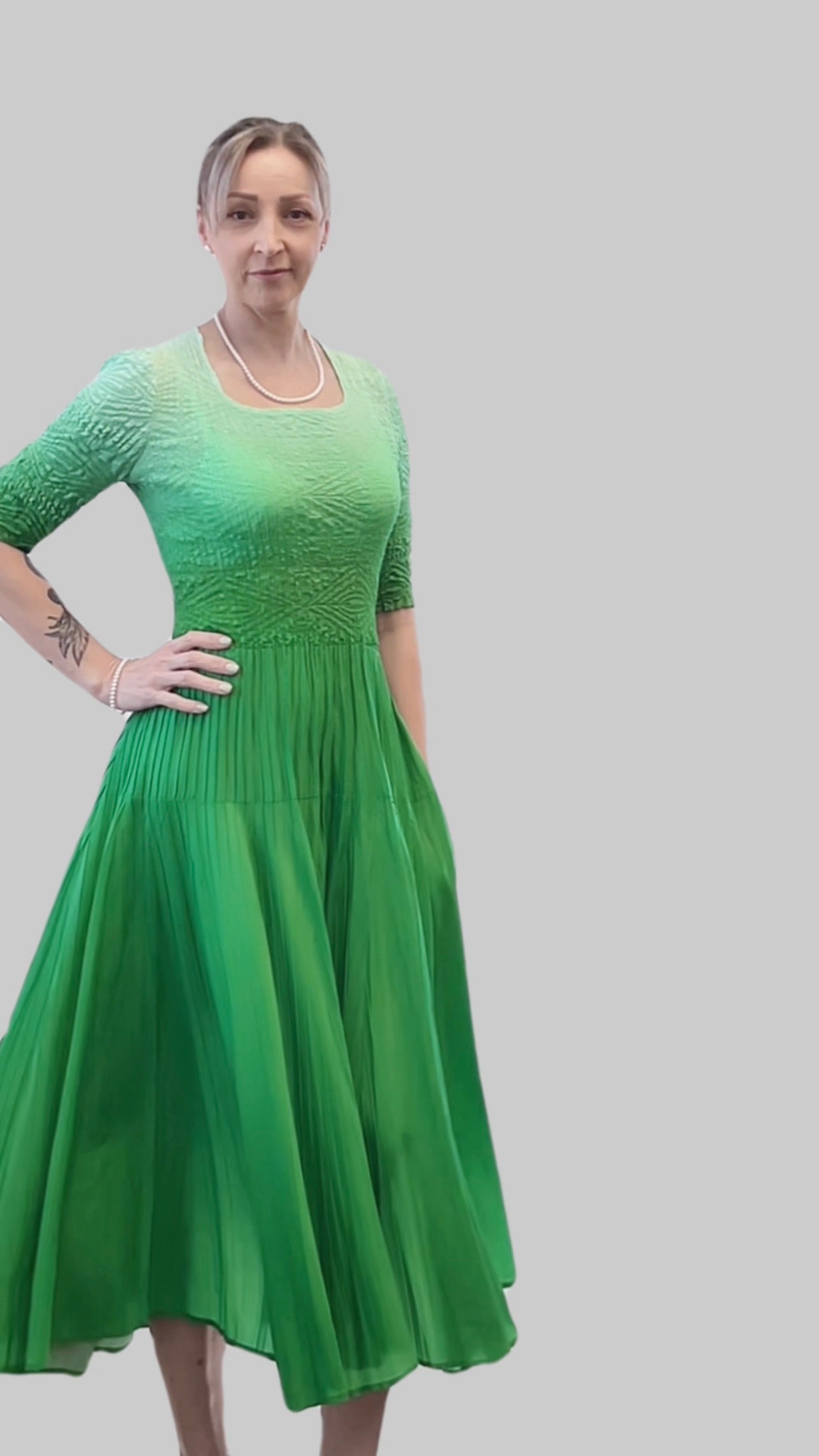 Pleated dress with 3/4 sleeves Ombre effect (Bright Green)