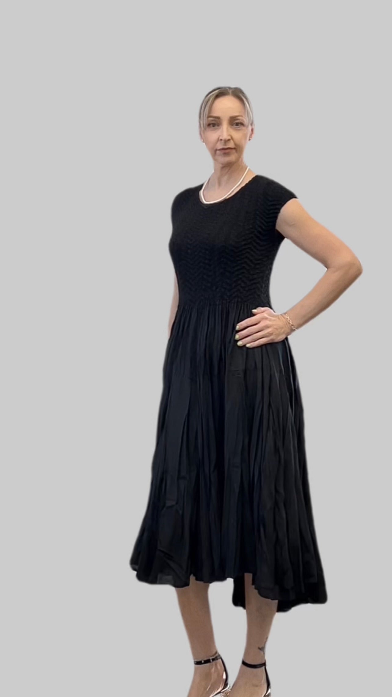 Pleated dress with Cupsleeves  (Black)