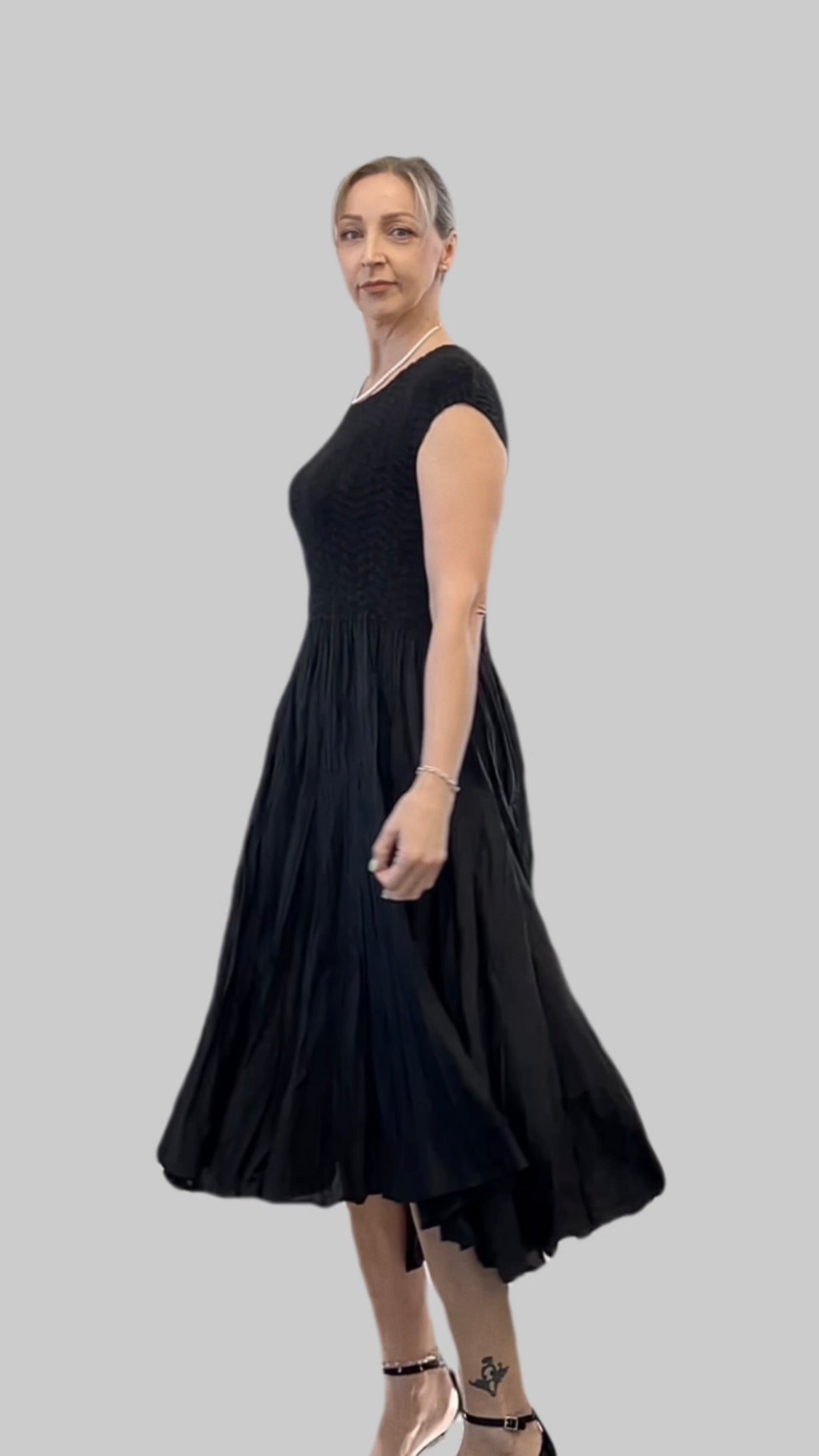 Pleated dress with Cupsleeves  (Black)