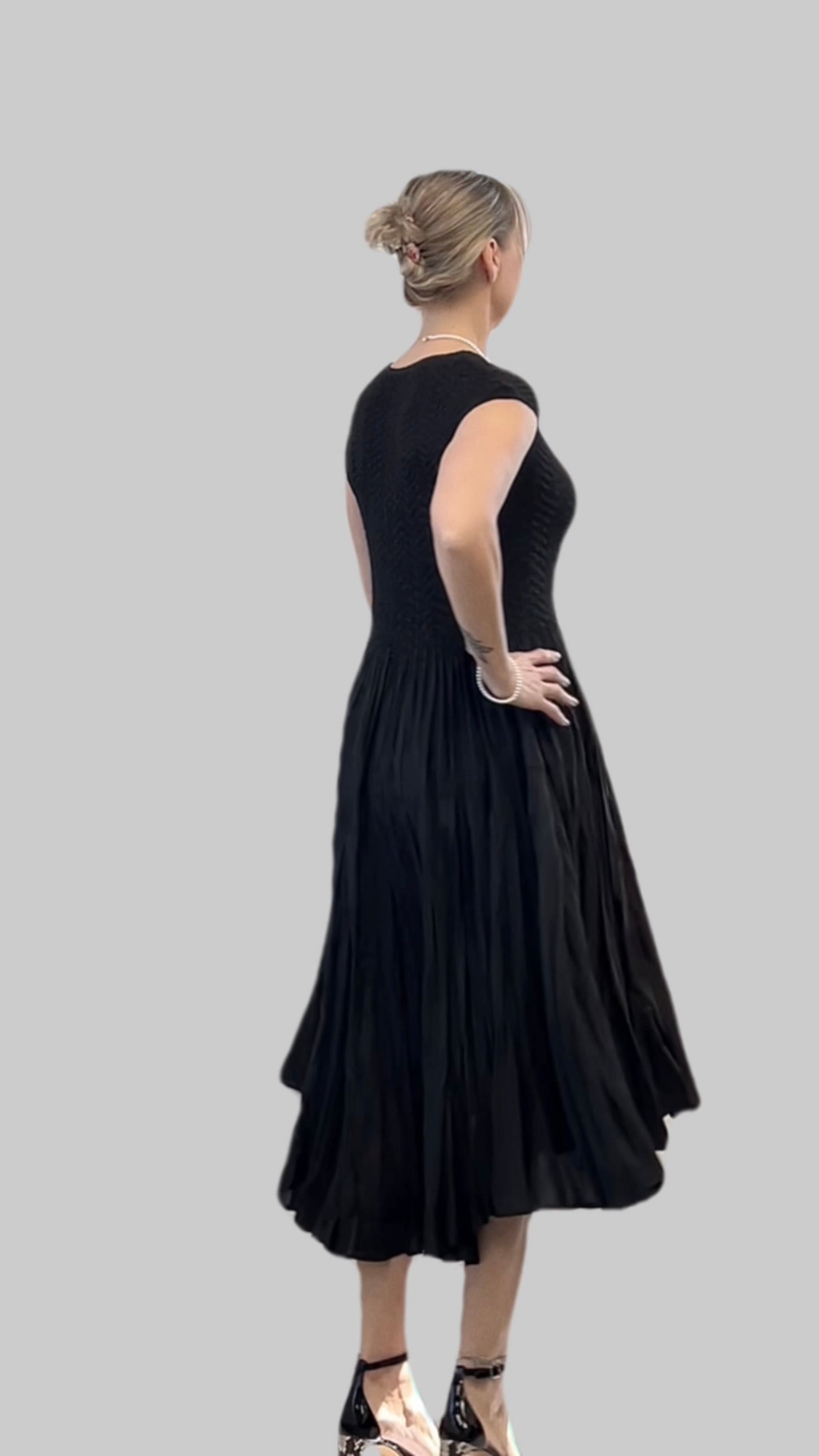 Pleated dress with Cupsleeves  (Black)
