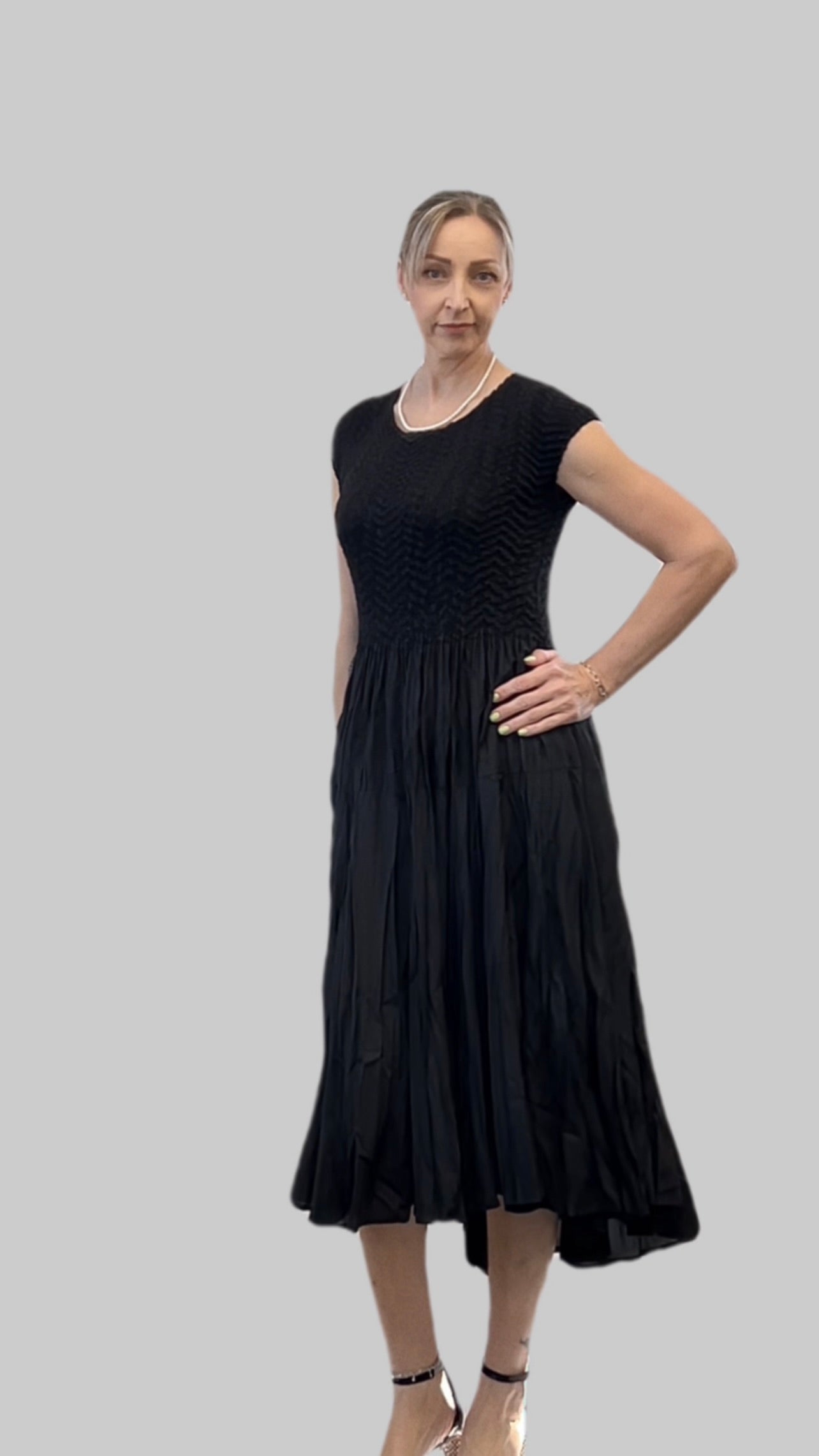 Pleated dress with Cupsleeves  (Black)