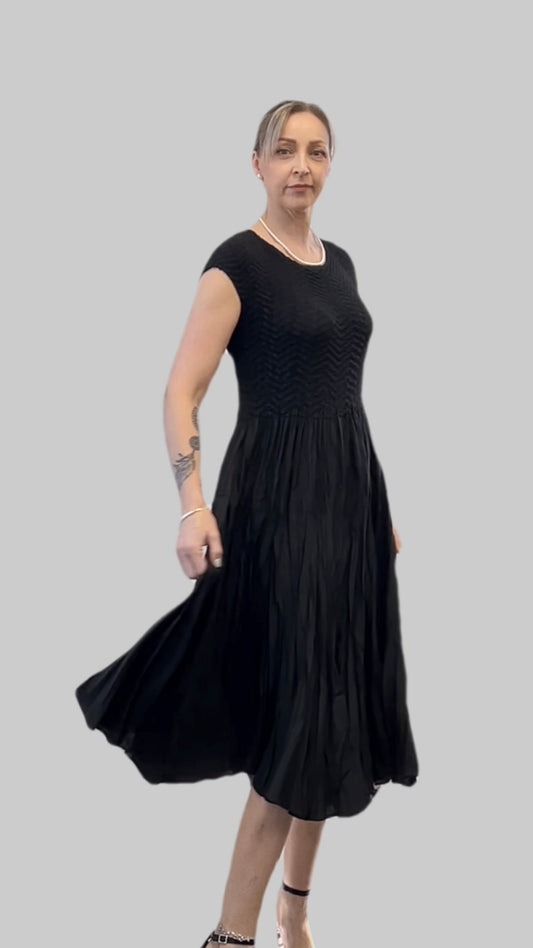 Pleated dress with Cupsleeves  (Black)