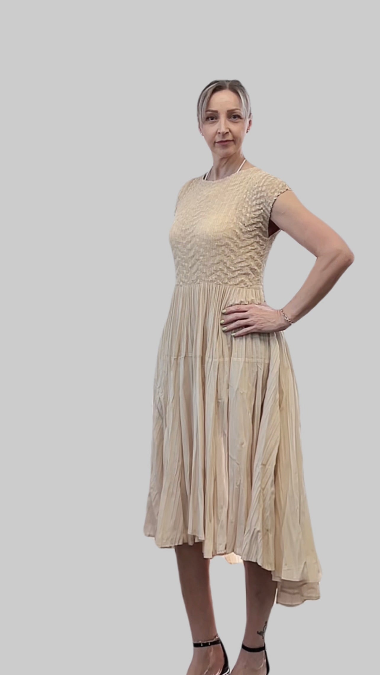 Pleated dress with Cupsleeves (Apricot)