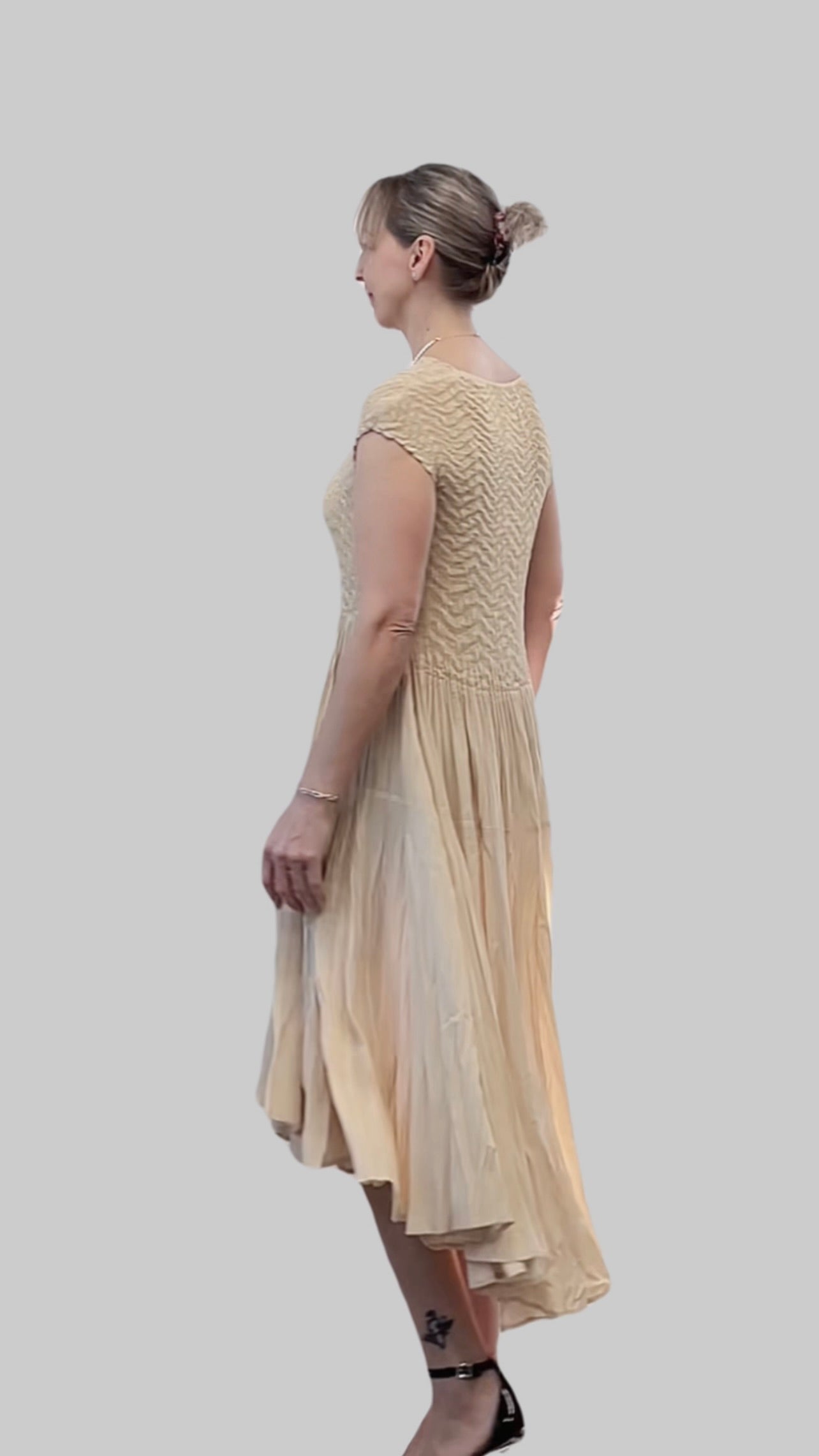 Pleated dress with Cupsleeves (Apricot)