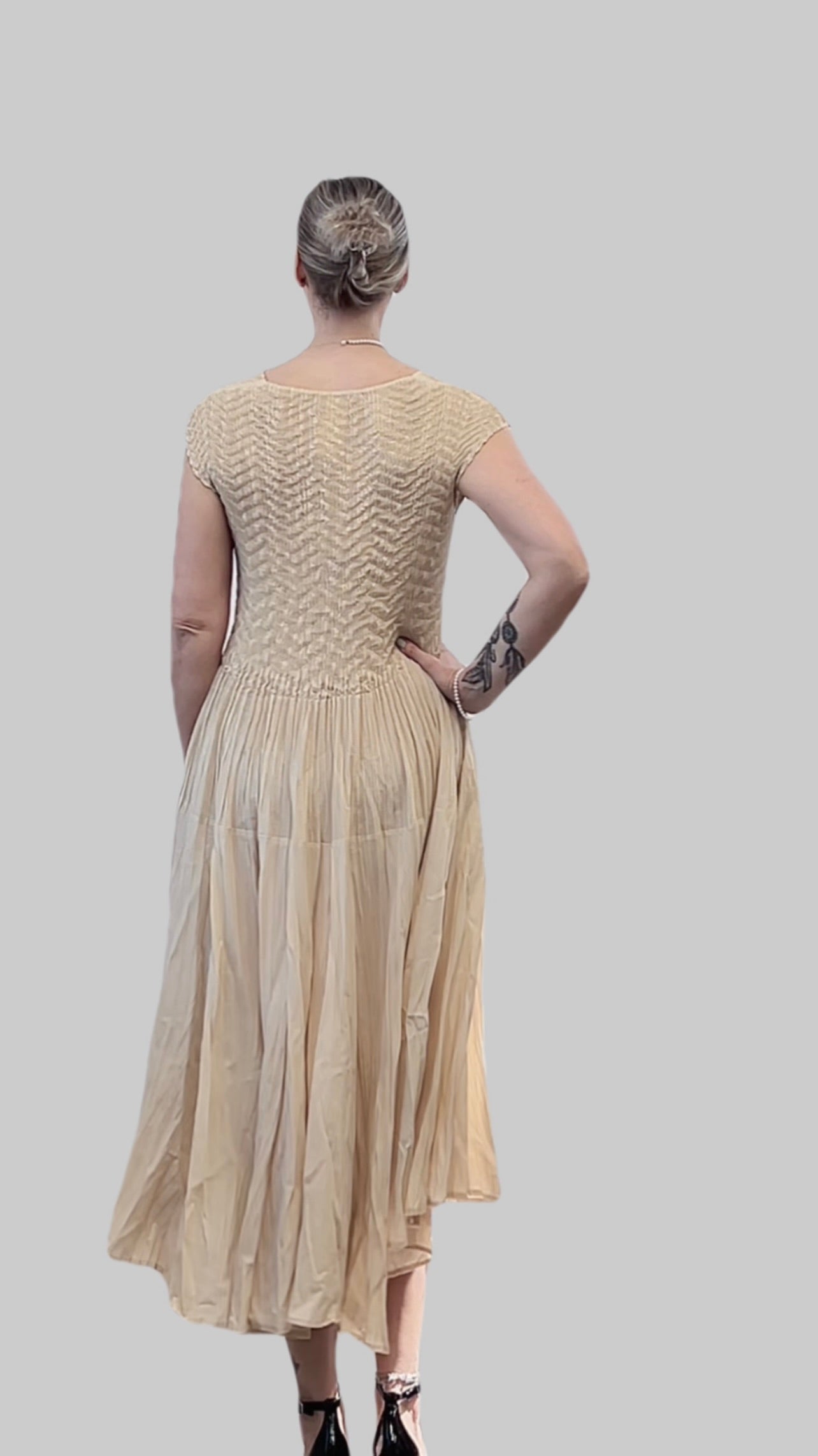 Pleated dress with Cupsleeves (Apricot)