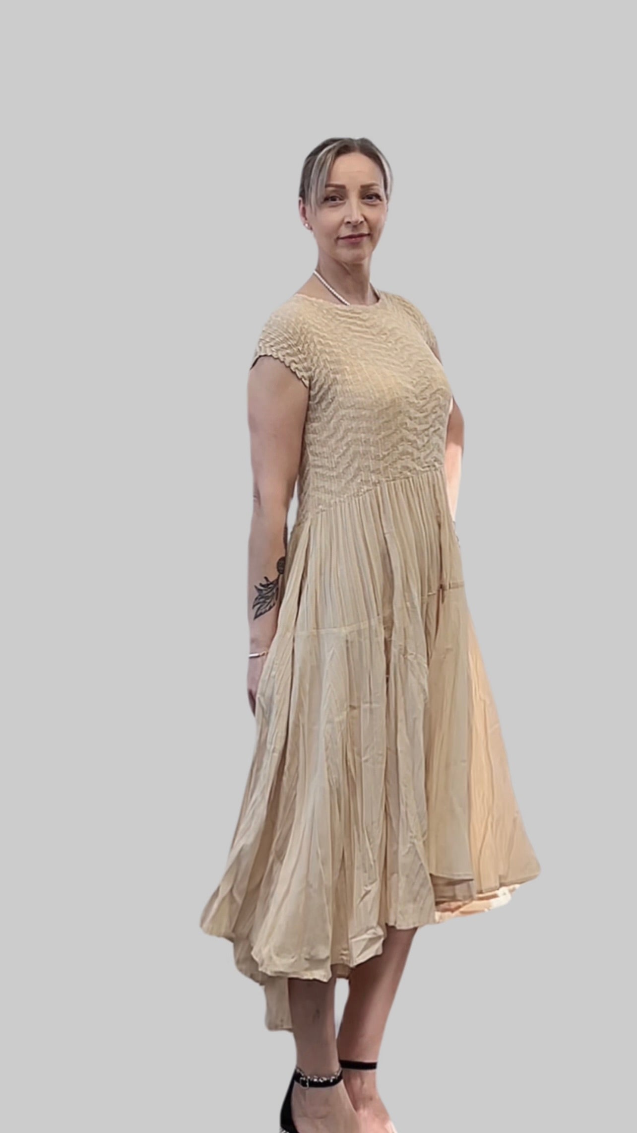 Pleated dress with Cupsleeves (Apricot)
