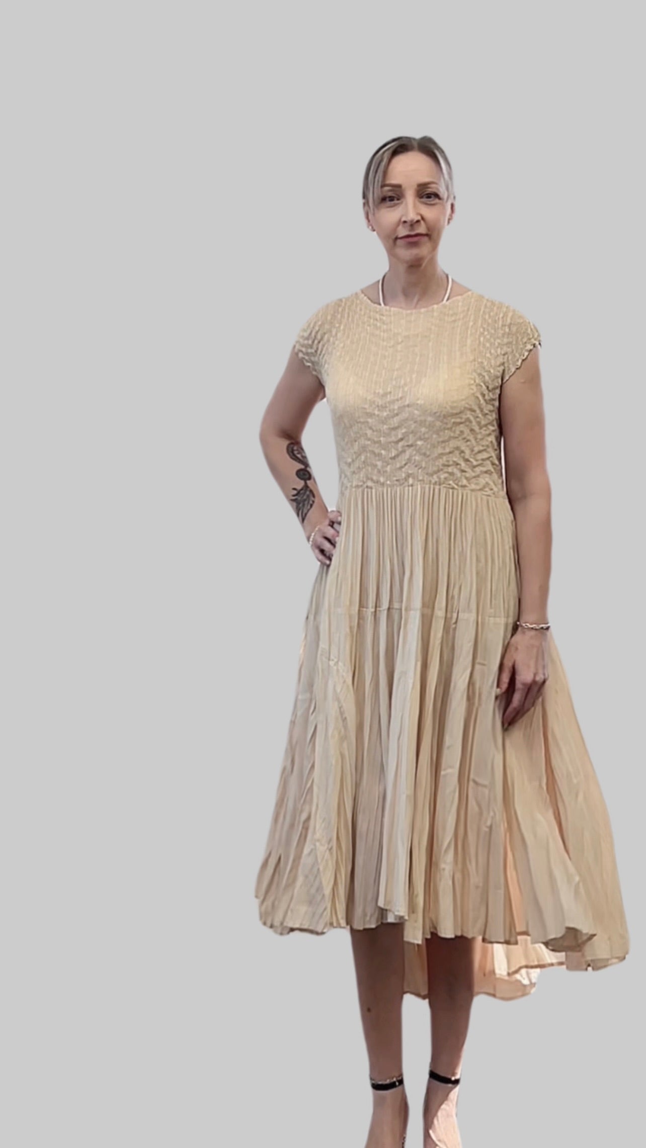 Pleated dress with Cupsleeves (Apricot)