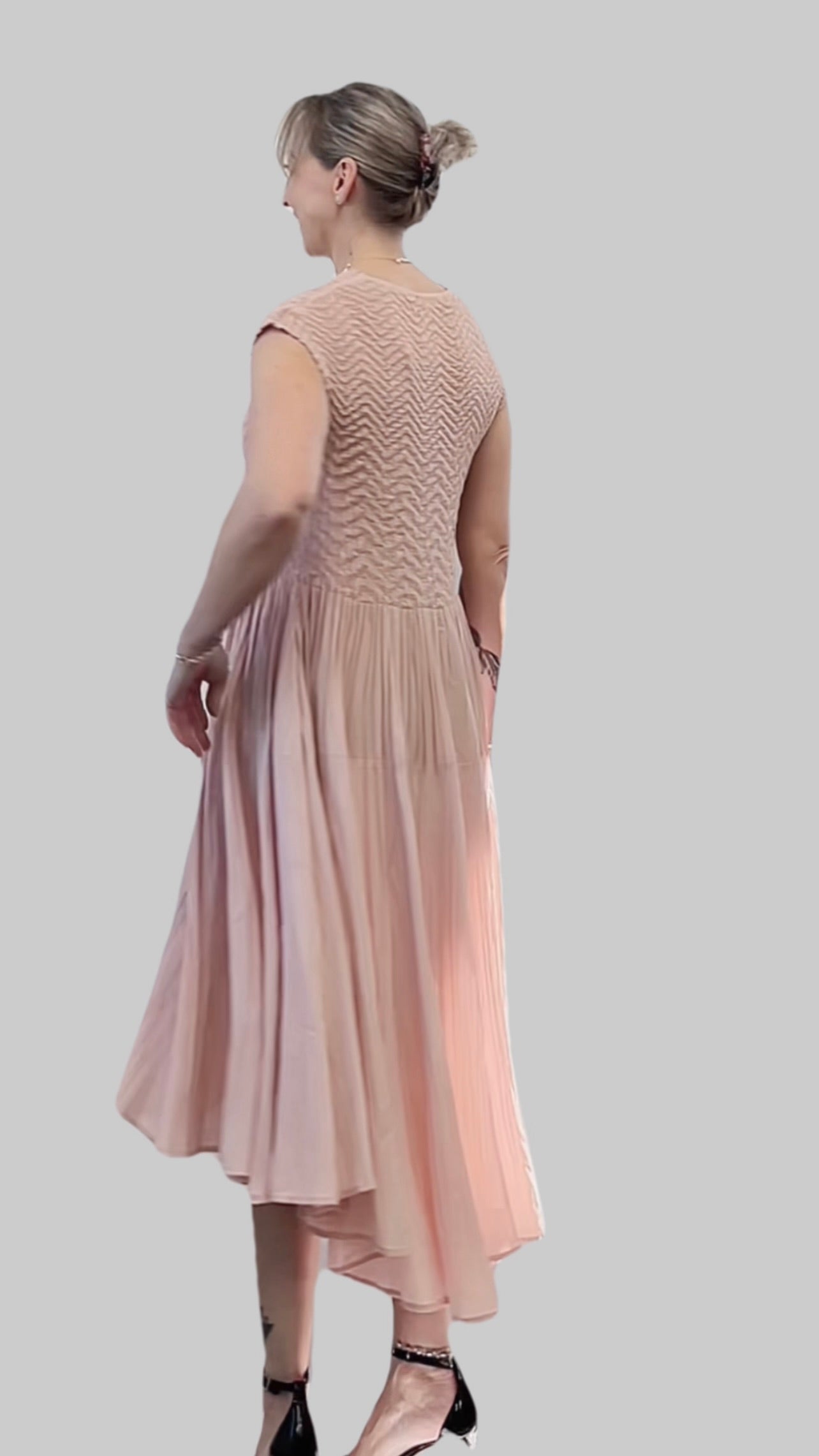 Pleated dress with Cupsleeves  (Pink)