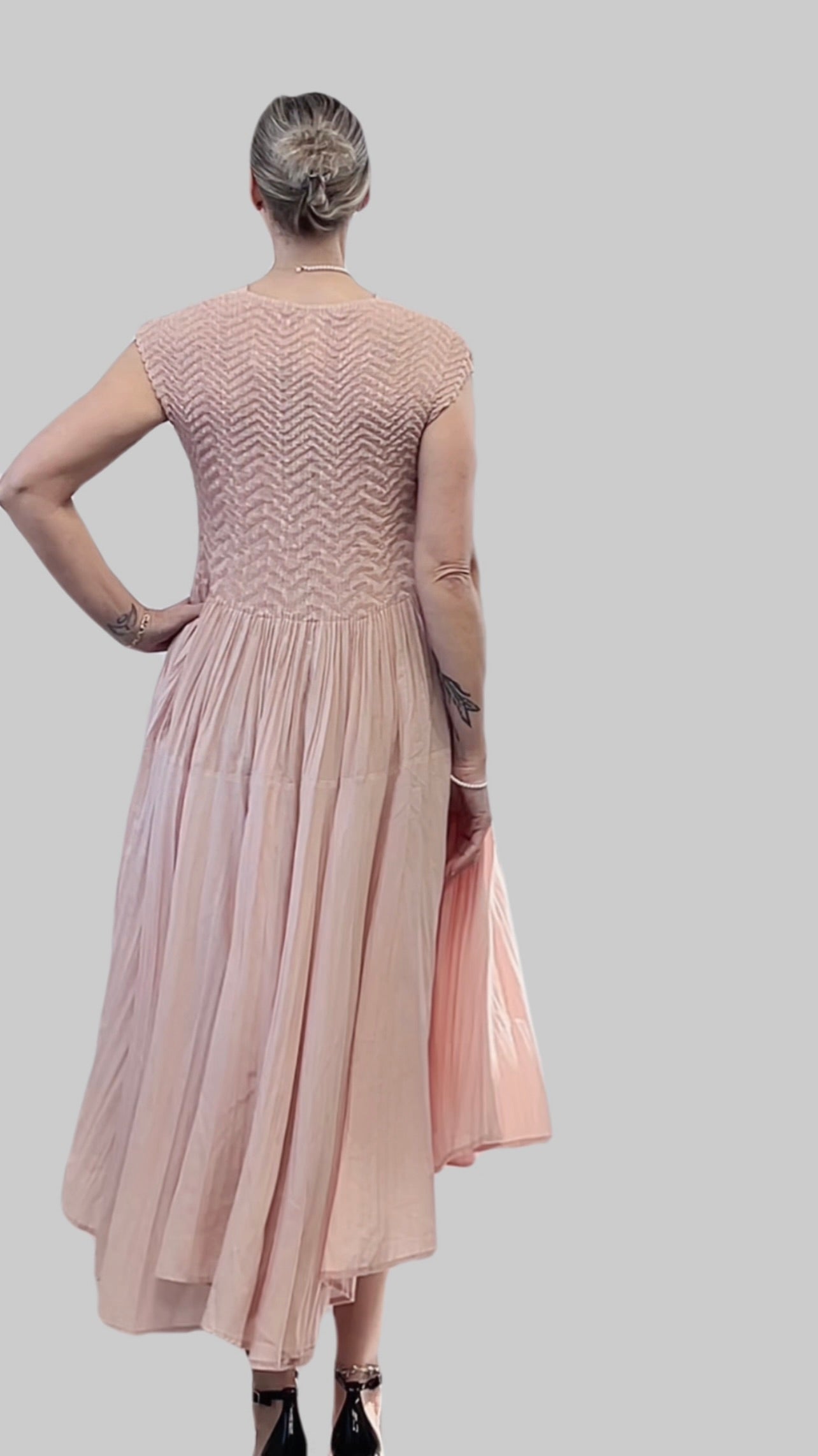 Pleated dress with Cupsleeves  (Pink)