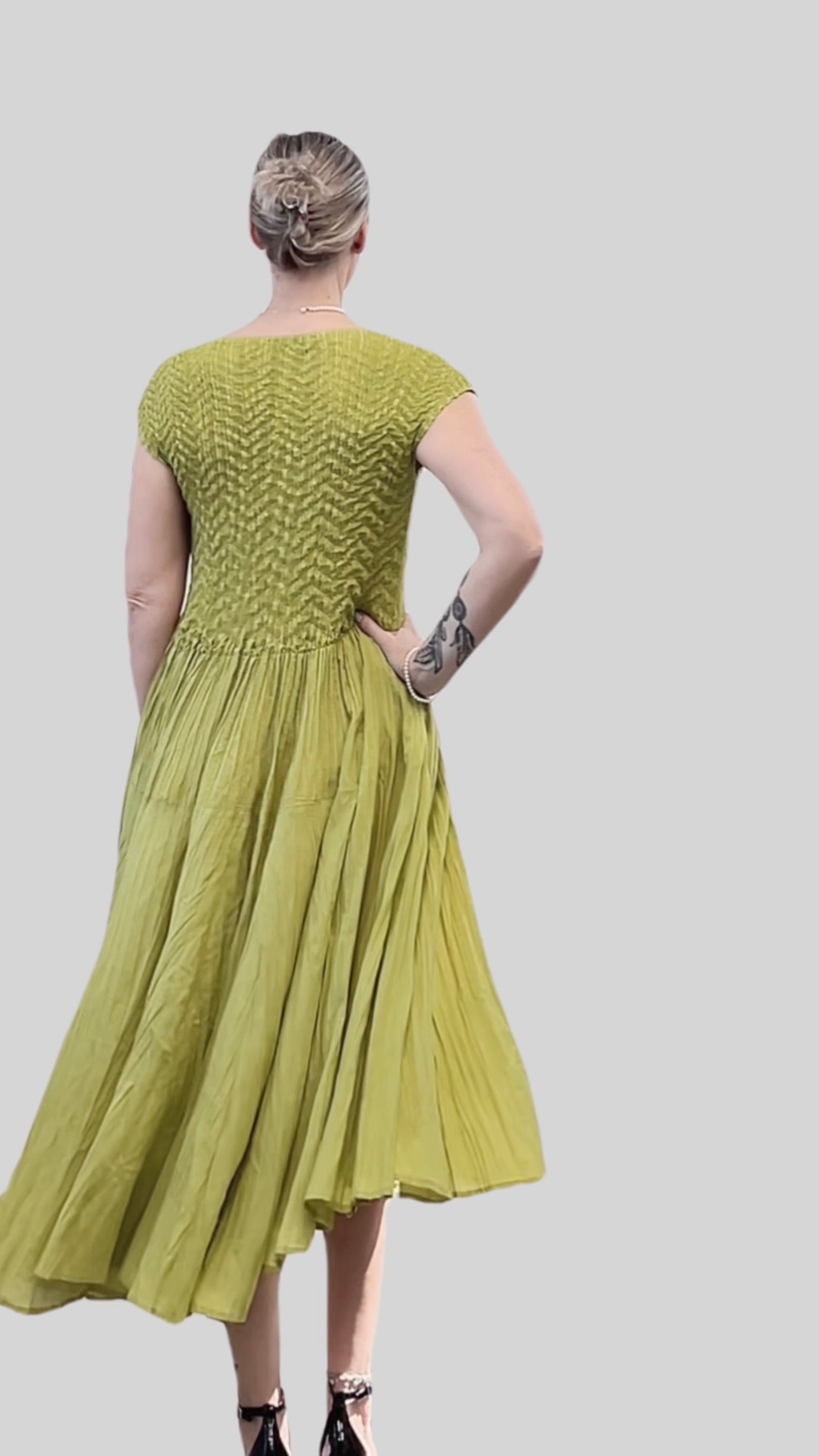 Pleated dress with Cupsleeves ( Lime)