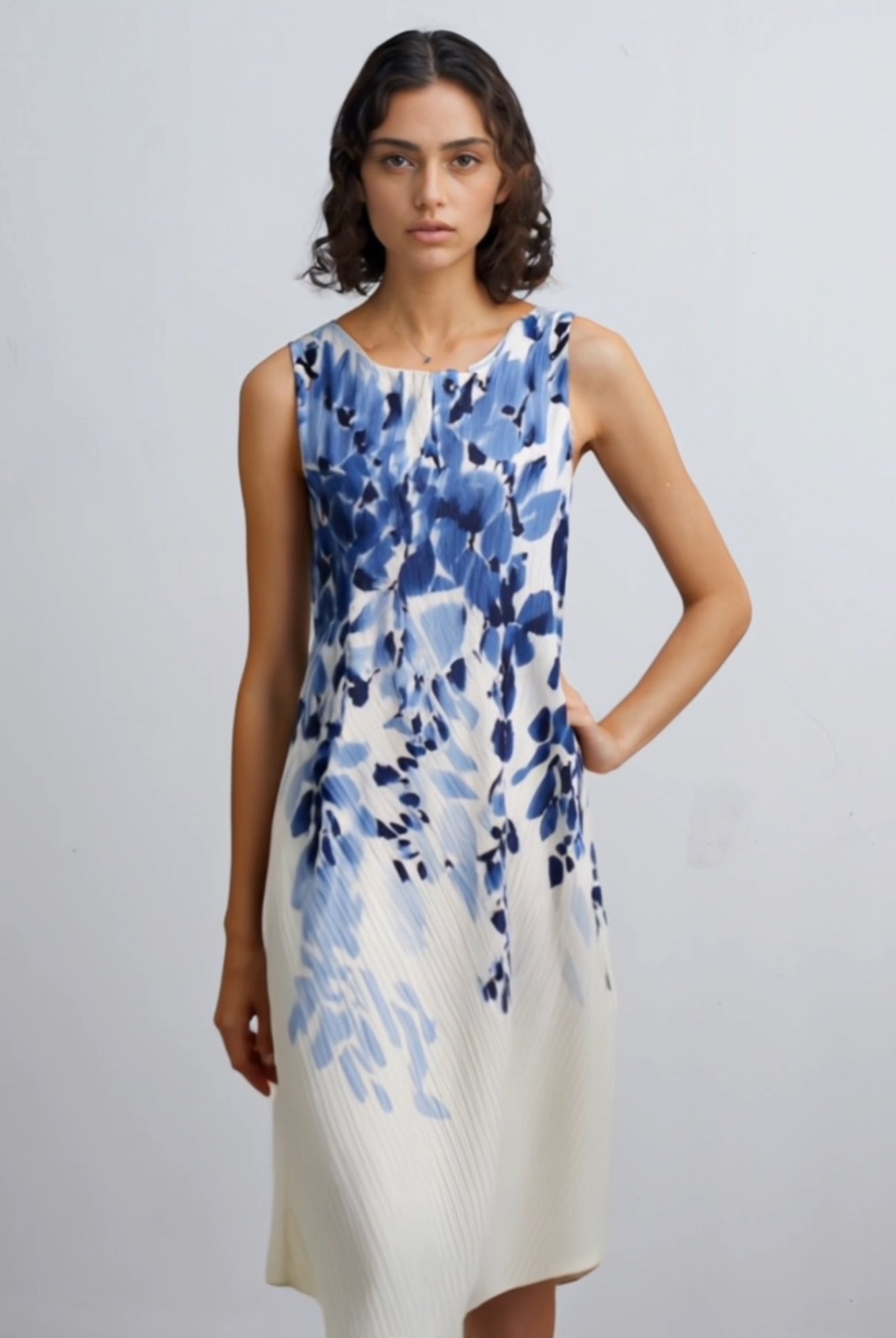 Pleated Sleeveless Dress with prints-White/Blue